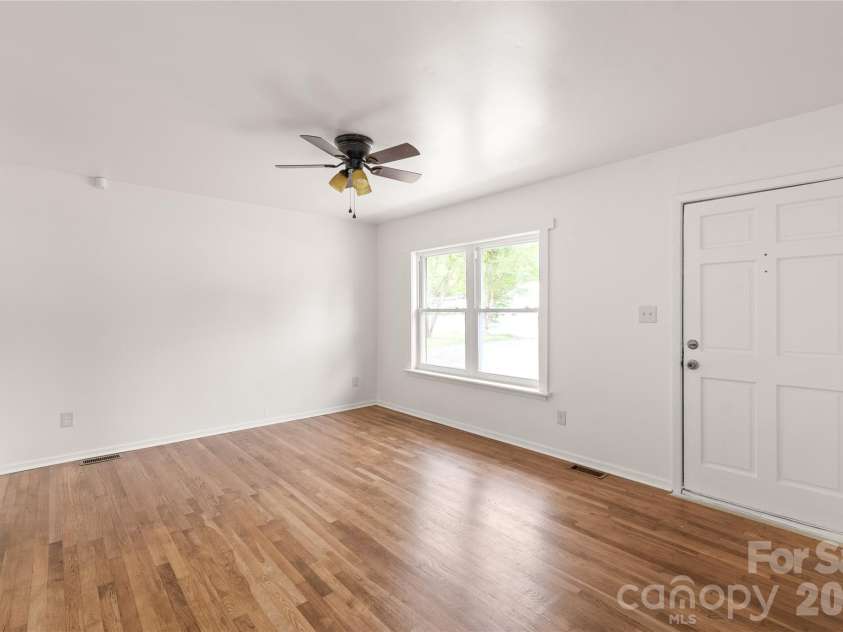 548 Drury Drive, Charlotte, NC 28206.  MLS# CAR4369468, YatesRealty ID 13272. 