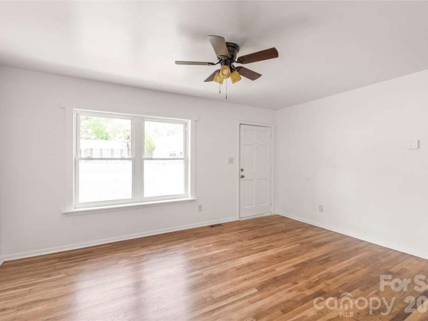 548 Drury Drive, Charlotte, NC 28206.  MLS# CAR4369468, YatesRealty ID 13272. 