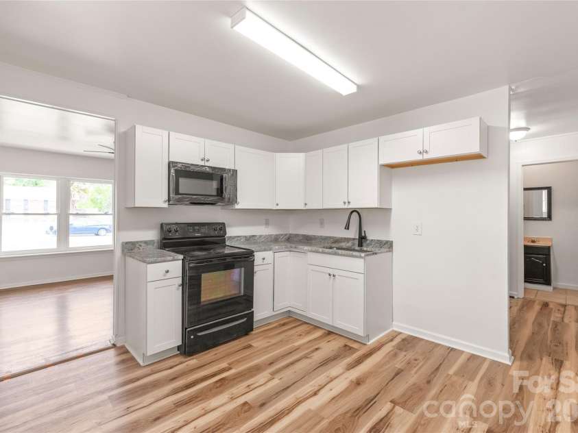 548 Drury Drive, Charlotte, NC 28206.  MLS# CAR4369468, YatesRealty ID 13272. 