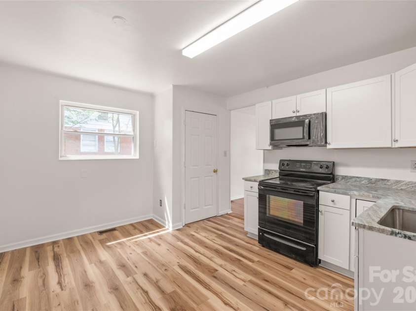 548 Drury Drive, Charlotte, NC 28206.  MLS# CAR4369468, YatesRealty ID 13272. 