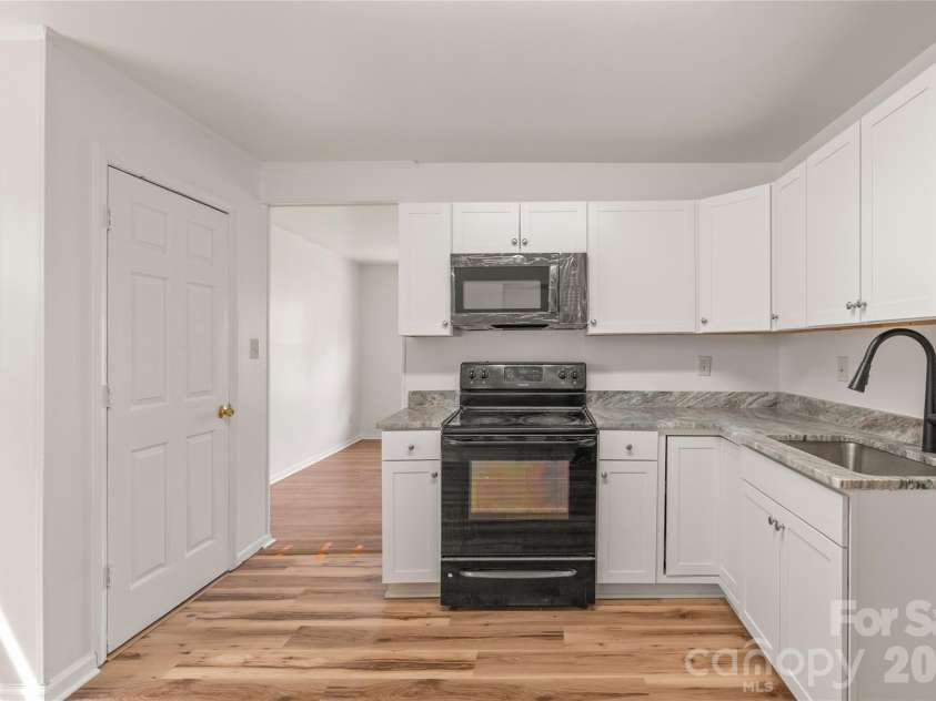 548 Drury Drive, Charlotte, NC 28206.  MLS# CAR4369468, YatesRealty ID 13272. 
