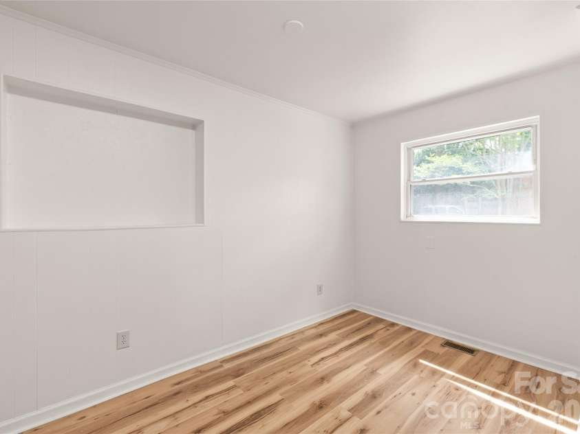 548 Drury Drive, Charlotte, NC 28206.  MLS# CAR4369468, YatesRealty ID 13272. 