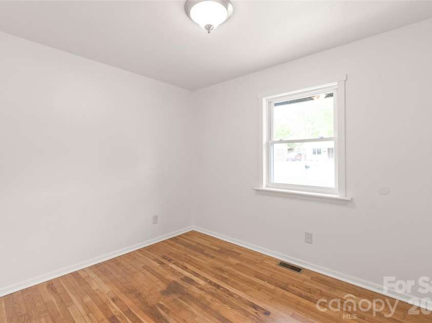 548 Drury Drive, Charlotte, NC 28206.  MLS# CAR4369468, YatesRealty ID 13272. 