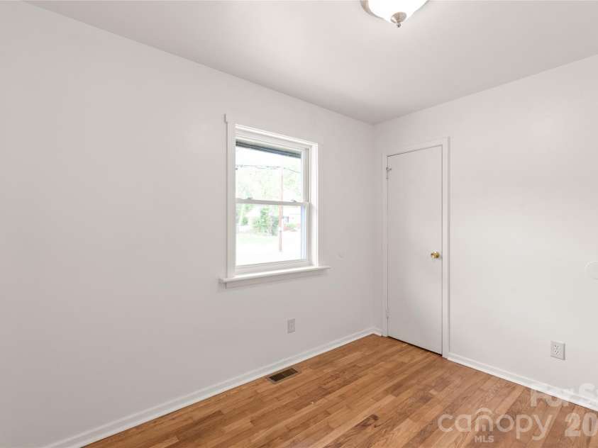 548 Drury Drive, Charlotte, NC 28206.  MLS# CAR4369468, YatesRealty ID 13272. 