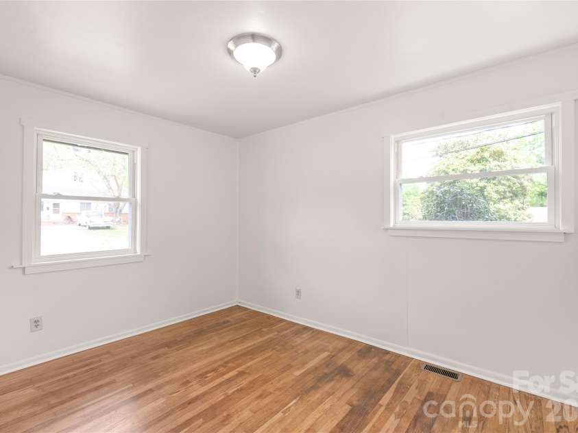 548 Drury Drive, Charlotte, NC 28206.  MLS# CAR4369468, YatesRealty ID 13272. 