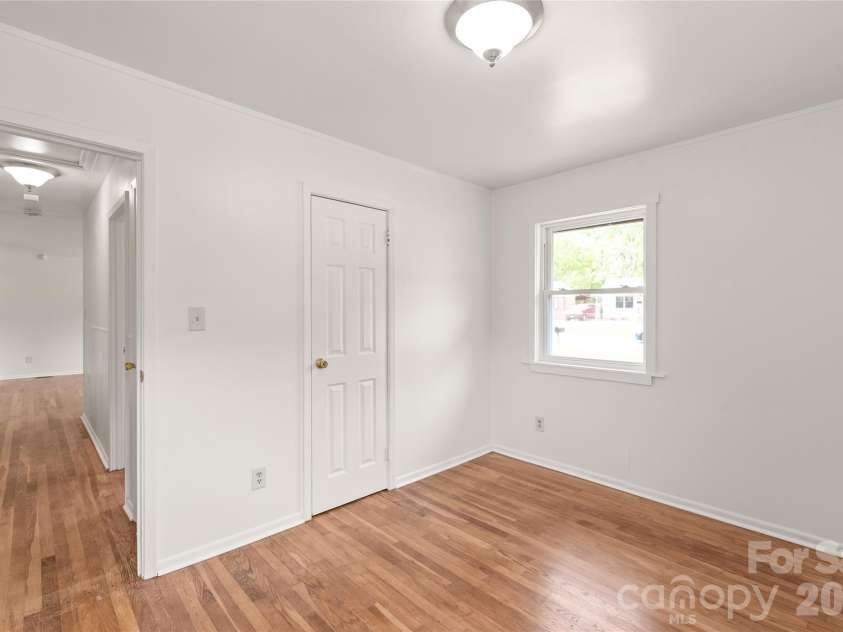 548 Drury Drive, Charlotte, NC 28206.  MLS# CAR4369468, YatesRealty ID 13272. 