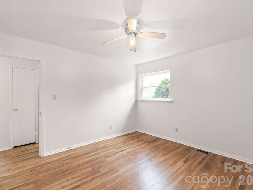548 Drury Drive, Charlotte, NC 28206.  MLS# CAR4369468, YatesRealty ID 13272. 