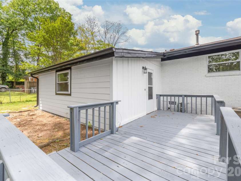548 Drury Drive, Charlotte, NC 28206.  MLS# CAR4369468, YatesRealty ID 13272. 