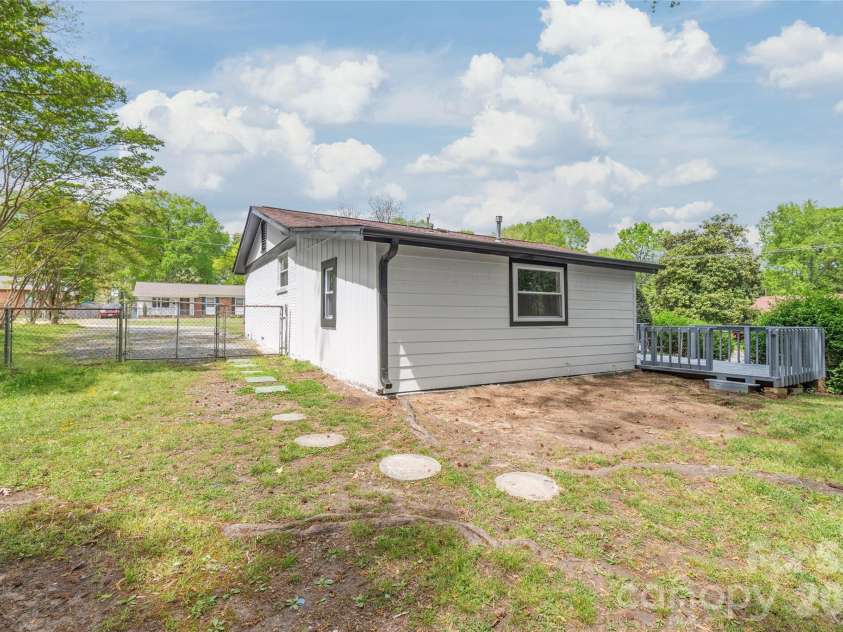 548 Drury Drive, Charlotte, NC 28206.  MLS# CAR4369468, YatesRealty ID 13272. 