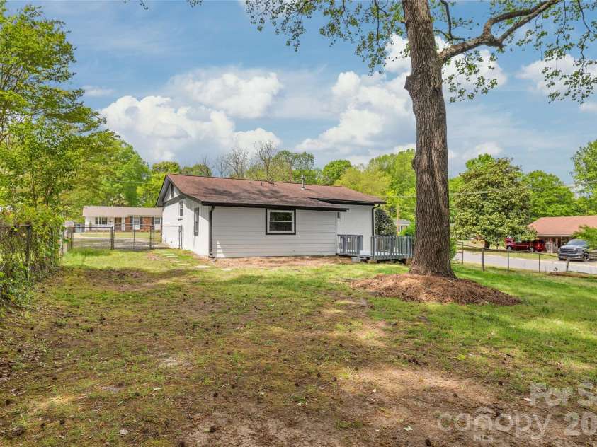 548 Drury Drive, Charlotte, NC 28206.  MLS# CAR4369468, YatesRealty ID 13272. 