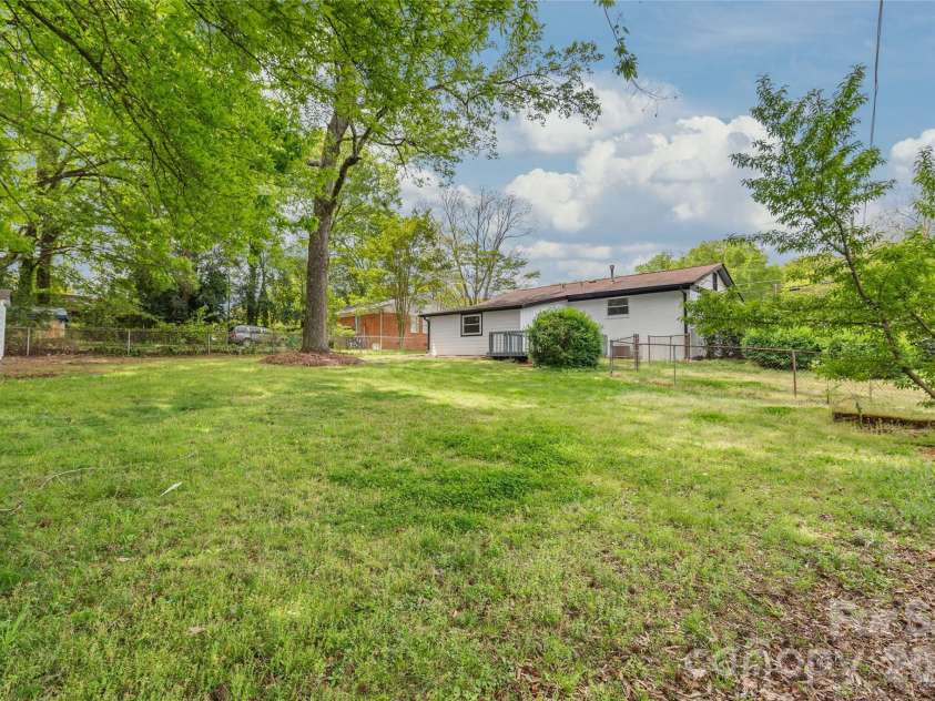 548 Drury Drive, Charlotte, NC 28206.  MLS# CAR4369468, YatesRealty ID 13272. 