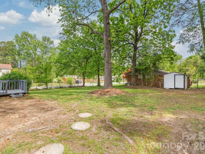 548 Drury Drive, Charlotte, NC 28206.  MLS# CAR4369468, YatesRealty ID 13272. 