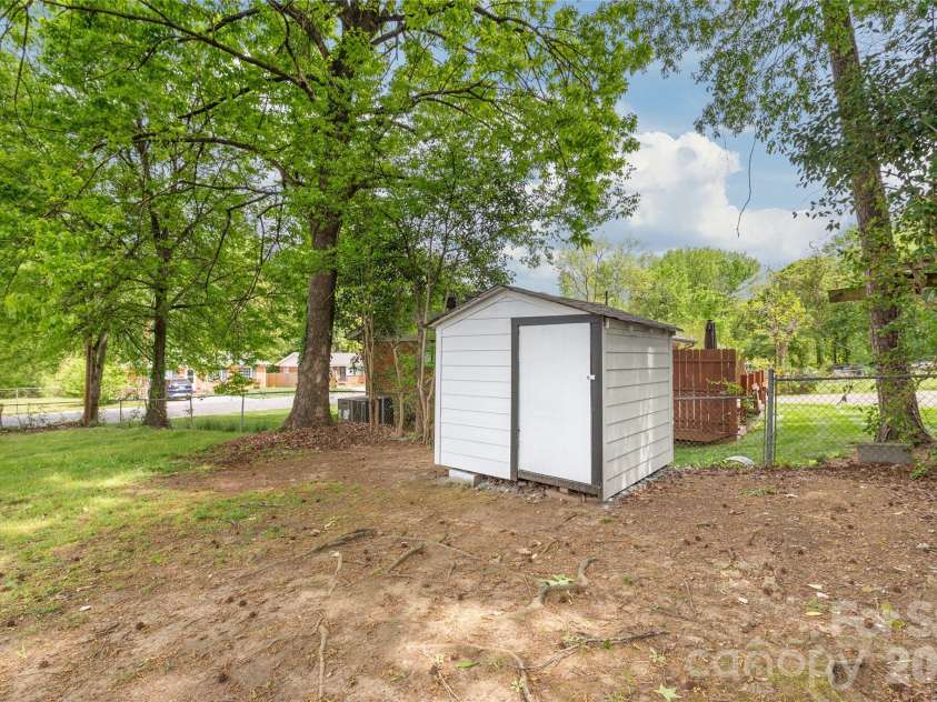 548 Drury Drive, Charlotte, NC 28206.  MLS# CAR4369468, YatesRealty ID 13272. 