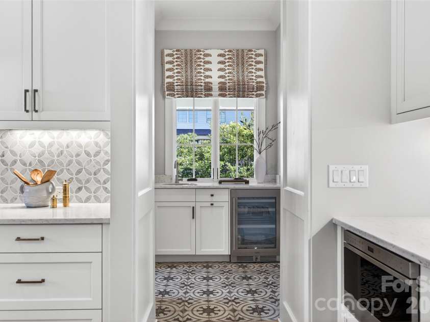 222 Anthony Circle, Charlotte, NC 28211.  MLS# CAR4359350, YatesRealty ID 13273. 