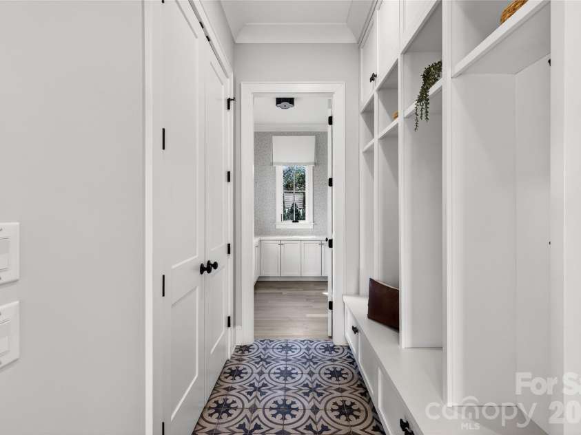 222 Anthony Circle, Charlotte, NC 28211.  MLS# CAR4359350, YatesRealty ID 13273. 