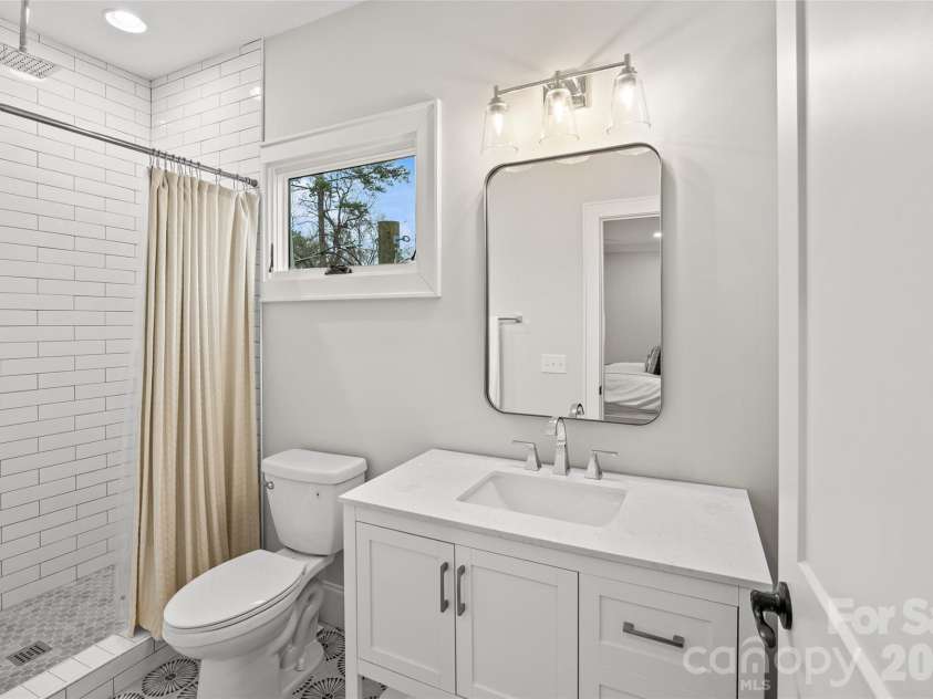222 Anthony Circle, Charlotte, NC 28211.  MLS# CAR4359350, YatesRealty ID 13273. 