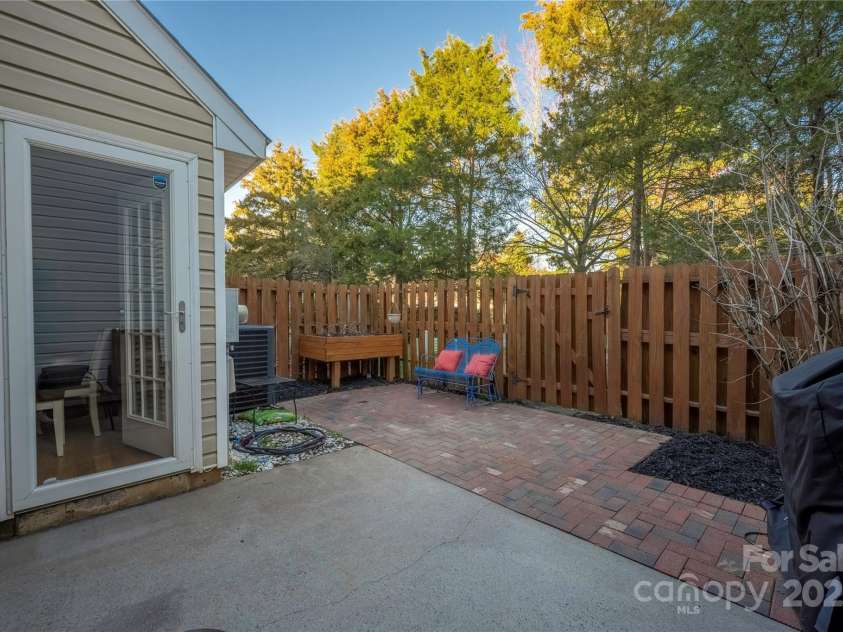 4507 Antelope Lane, Charlotte, NC 28269.  MLS# CAR4225453, YatesRealty ID 13277. 