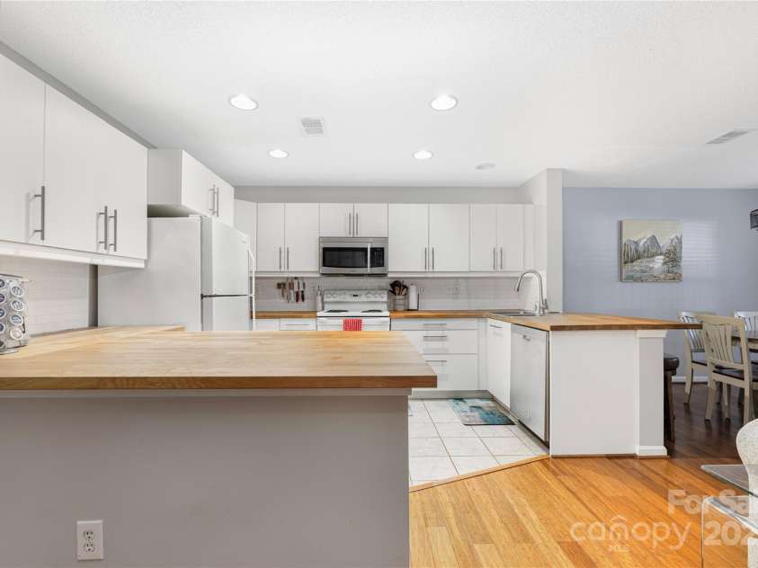 4507 Antelope Lane, Charlotte, NC 28269.  MLS# CAR4225453, YatesRealty ID 13277. Kitchen