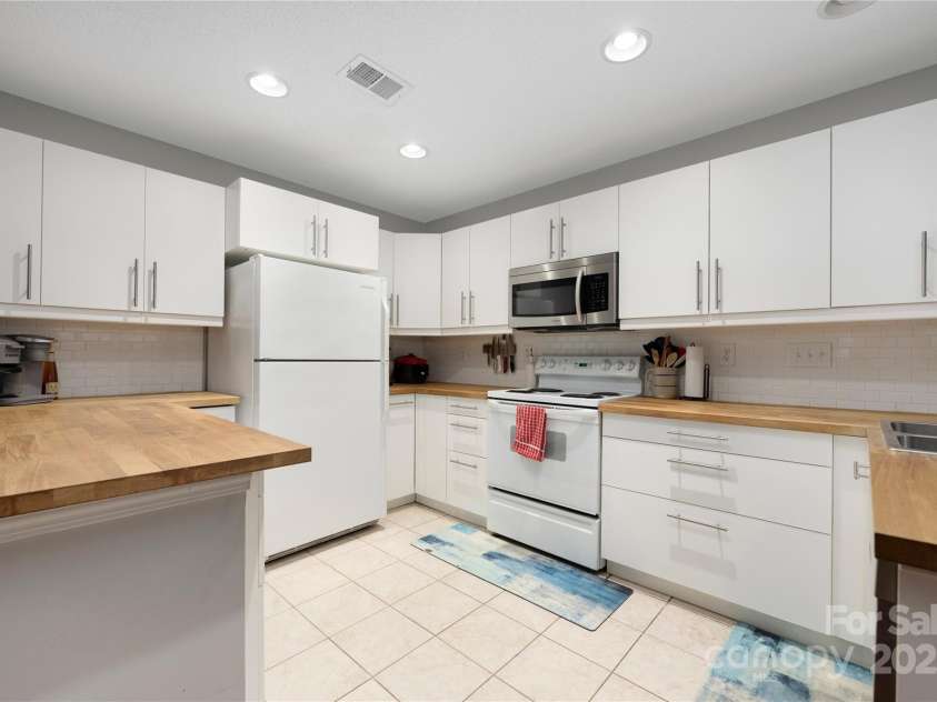 4507 Antelope Lane, Charlotte, NC 28269.  MLS# CAR4225453, YatesRealty ID 13277. Kitchen