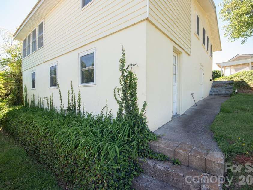 59 Front Street, Franklin, NC 28734.  MLS# CAR4371606, YatesRealty ID 13279. 