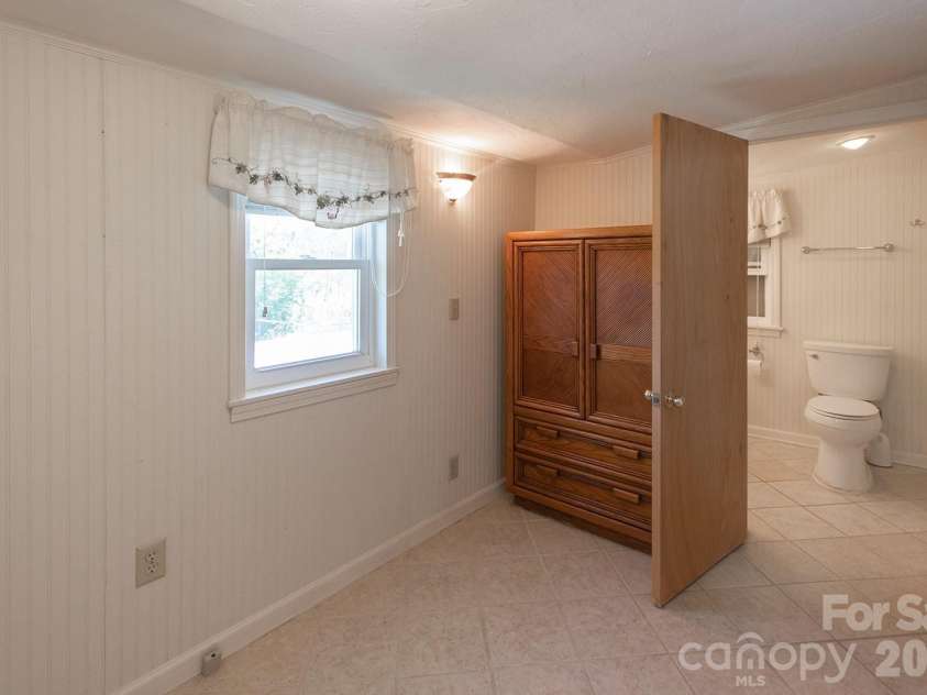 59 Front Street, Franklin, NC 28734.  MLS# CAR4371606, YatesRealty ID 13279. 