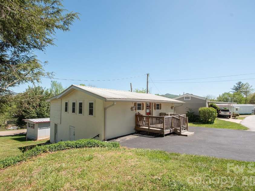 59 Front Street, Franklin, NC 28734.  MLS# CAR4371606, YatesRealty ID 13279. 