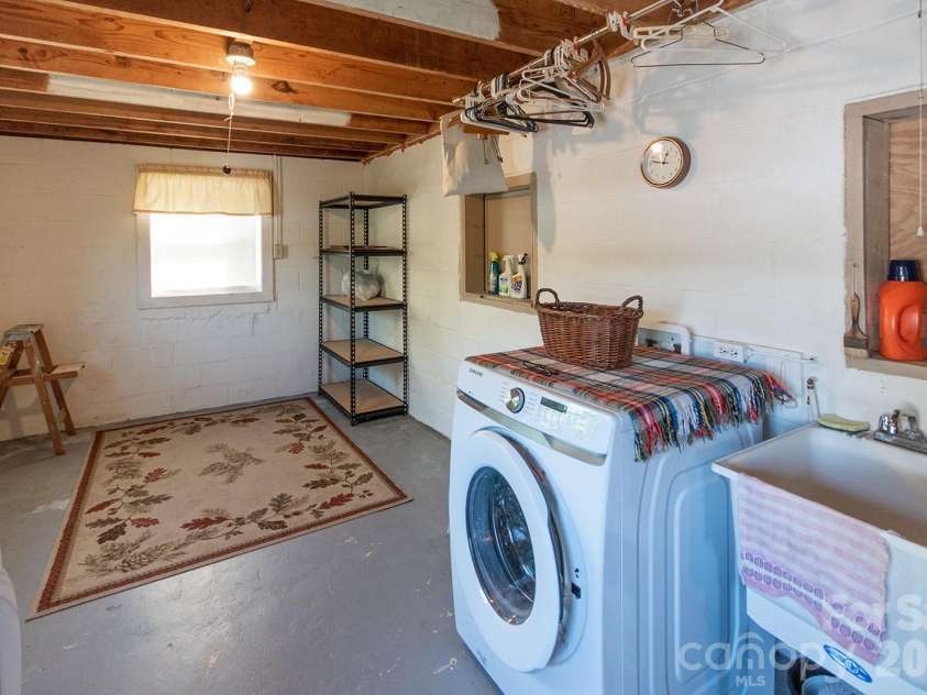 59 Front Street, Franklin, NC 28734.  MLS# CAR4371606, YatesRealty ID 13279. 