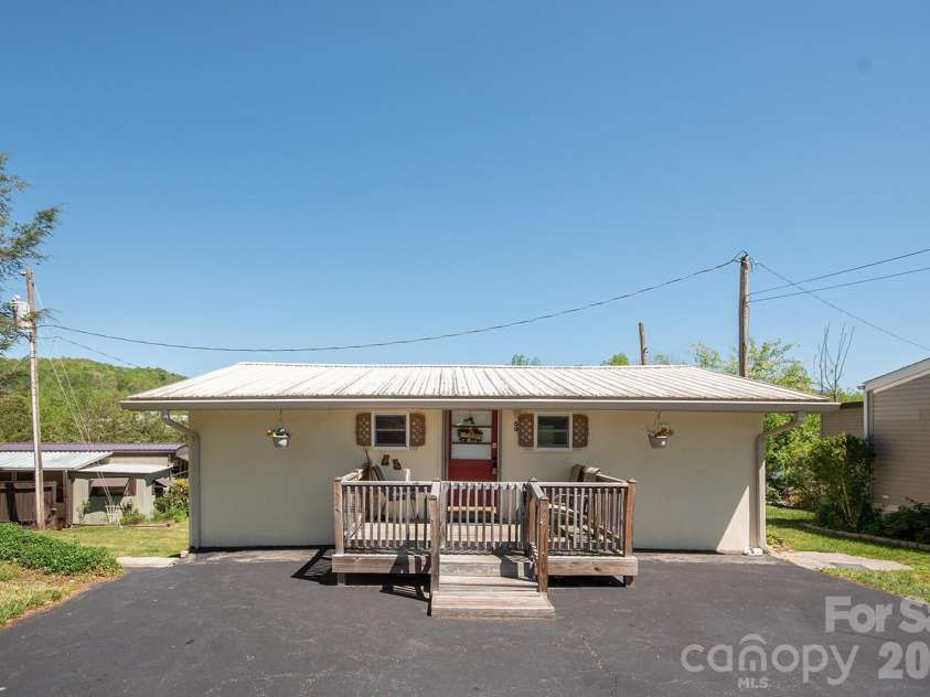 59 Front Street, Franklin, NC 28734.  MLS# CAR4371606, YatesRealty ID 13279. 