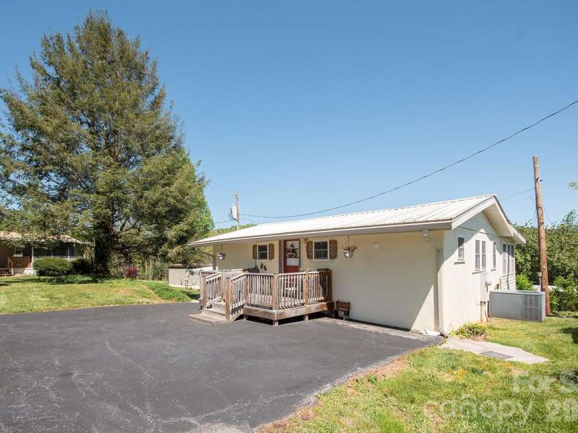 59 Front Street, Franklin, NC 28734.  MLS# CAR4371606, YatesRealty ID 13279. 
