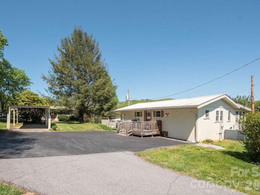 59 Front Street, Franklin, NC 28734.  MLS# CAR4371606, YatesRealty ID 13279. 
