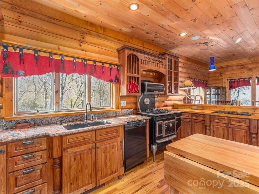 35 Falcon Crest Loop, Maggie Valley, NC 28751.  MLS# CAR4237767, YatesRealty ID 13282. 