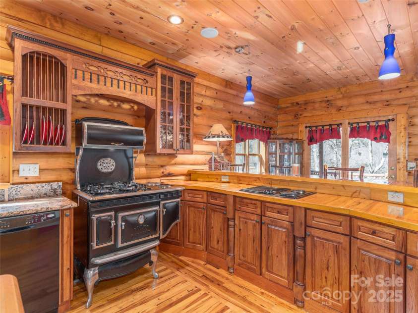 35 Falcon Crest Loop, Maggie Valley, NC 28751.  MLS# CAR4237767, YatesRealty ID 13282. Custom Hickory cabinetry