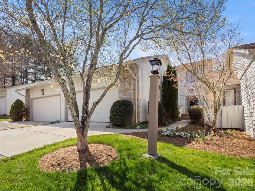 141 Deerlake Drive, Asheville, NC 28803.  MLS# CAR4363307, YatesRealty ID 13284. Move-in ready
