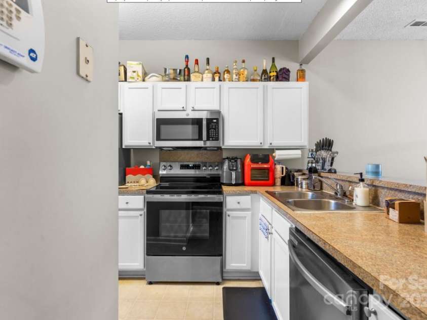 9068 Cinnabay Drive, Charlotte, NC 28216.  MLS# CAR4238215, YatesRealty ID 13285. 