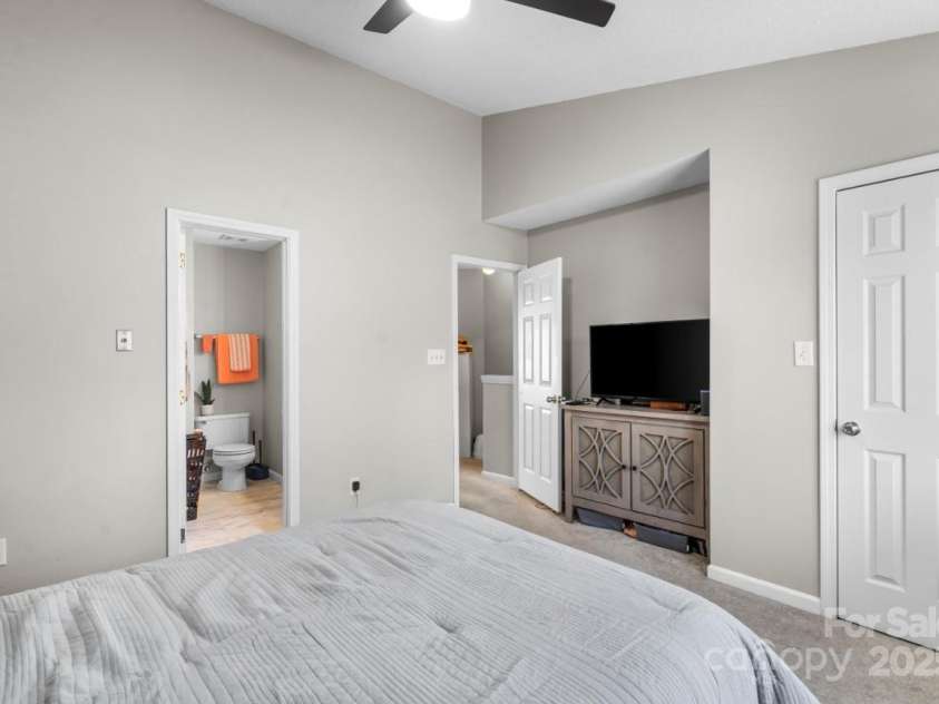 9068 Cinnabay Drive, Charlotte, NC 28216.  MLS# CAR4238215, YatesRealty ID 13285. 