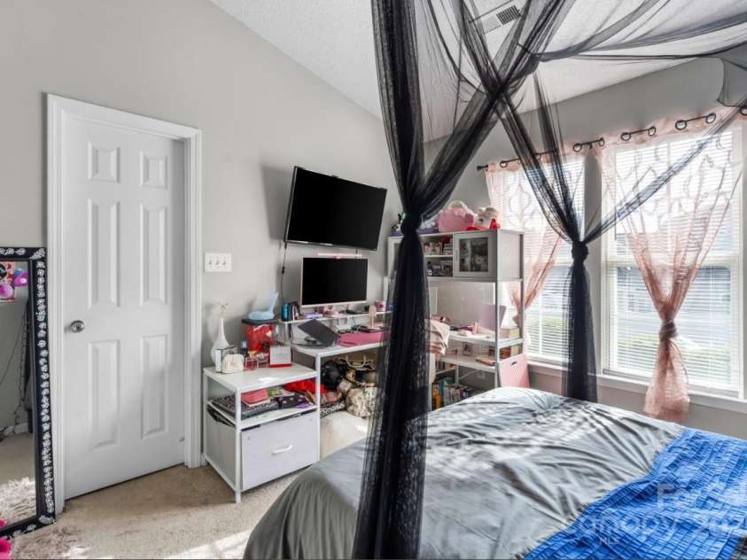 9068 Cinnabay Drive, Charlotte, NC 28216.  MLS# CAR4238215, YatesRealty ID 13285. 
