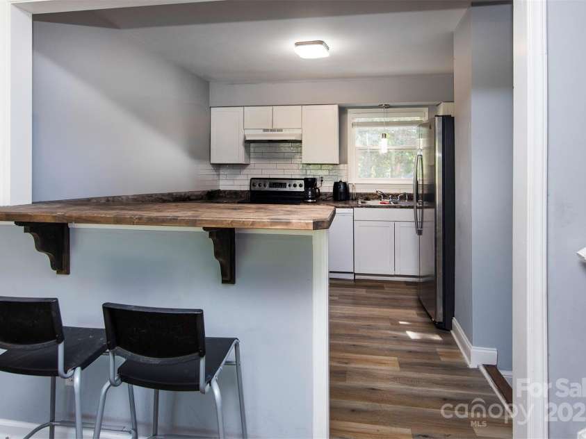 5610 Cherrycrest Lane, Charlotte, NC 28217.  MLS# CAR4239894, YatesRealty ID 13288. 