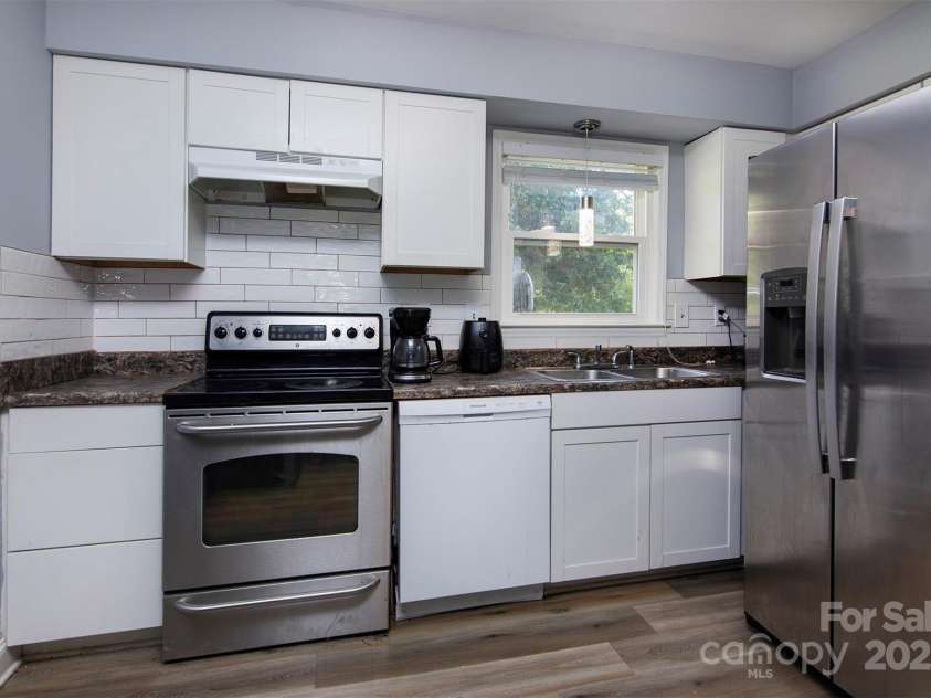 5610 Cherrycrest Lane, Charlotte, NC 28217.  MLS# CAR4239894, YatesRealty ID 13288. 