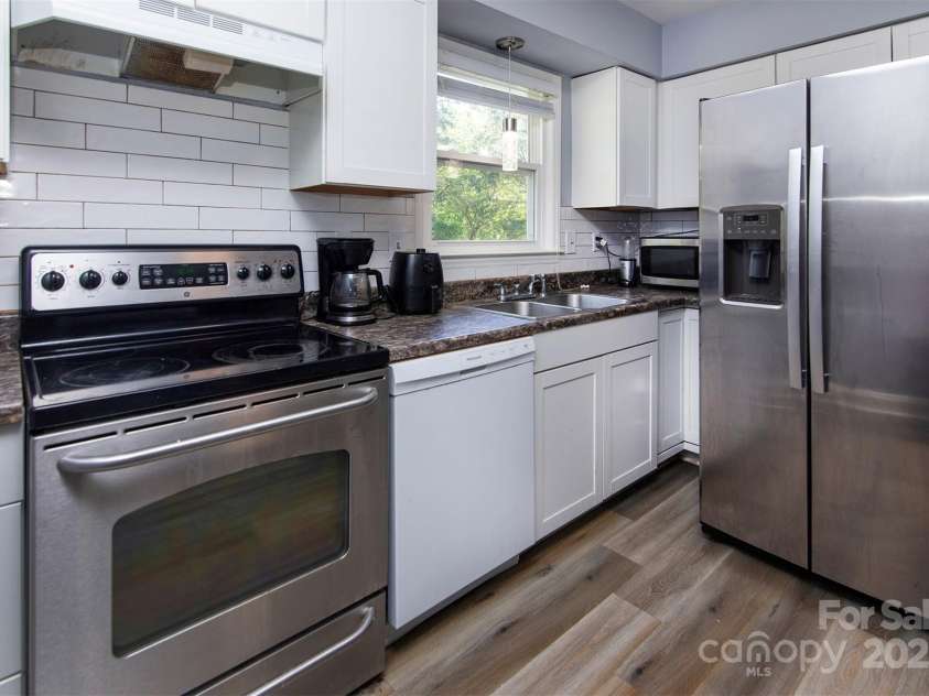 5610 Cherrycrest Lane, Charlotte, NC 28217.  MLS# CAR4239894, YatesRealty ID 13288. 