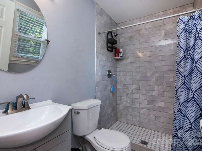 5610 Cherrycrest Lane, Charlotte, NC 28217.  MLS# CAR4239894, YatesRealty ID 13288. 