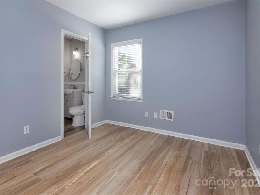 5610 Cherrycrest Lane, Charlotte, NC 28217.  MLS# CAR4239894, YatesRealty ID 13288. 