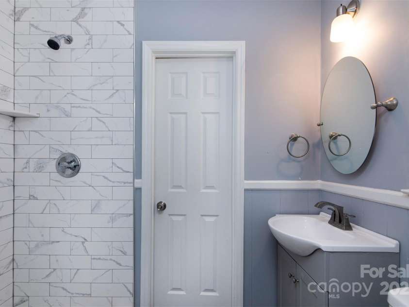 5610 Cherrycrest Lane, Charlotte, NC 28217.  MLS# CAR4239894, YatesRealty ID 13288. 