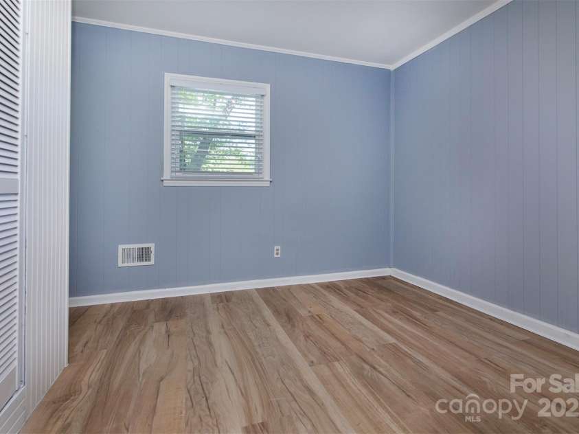 5610 Cherrycrest Lane, Charlotte, NC 28217.  MLS# CAR4239894, YatesRealty ID 13288. 