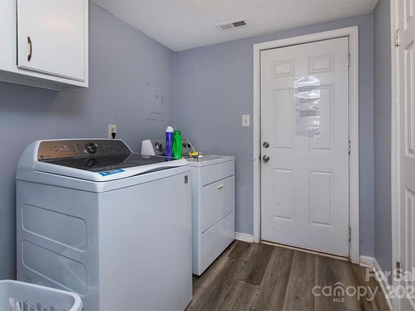 5610 Cherrycrest Lane, Charlotte, NC 28217.  MLS# CAR4239894, YatesRealty ID 13288. 