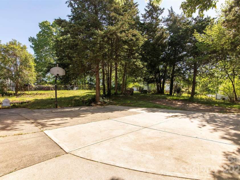 5610 Cherrycrest Lane, Charlotte, NC 28217.  MLS# CAR4239894, YatesRealty ID 13288. 