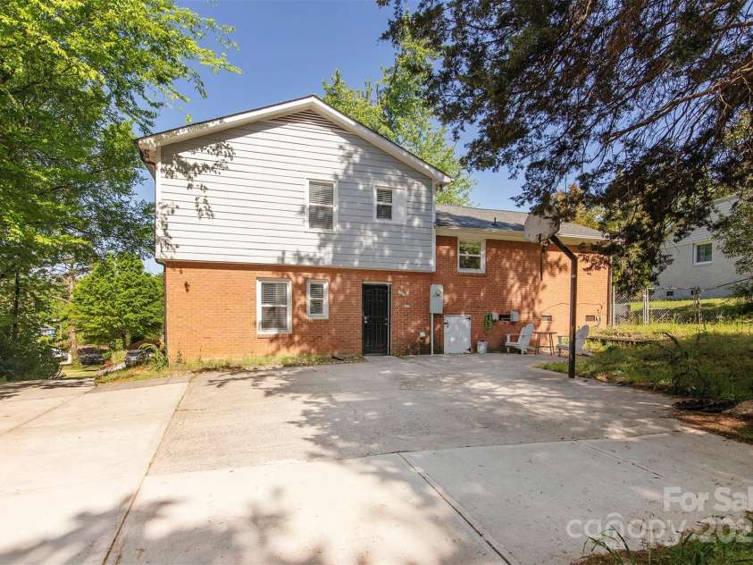 5610 Cherrycrest Lane, Charlotte, NC 28217.  MLS# CAR4239894, YatesRealty ID 13288. 