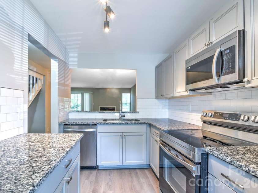 6129 Windsor Gate Lane, Charlotte, NC 28215.  MLS# CAR4360148, YatesRealty ID 13288. 
