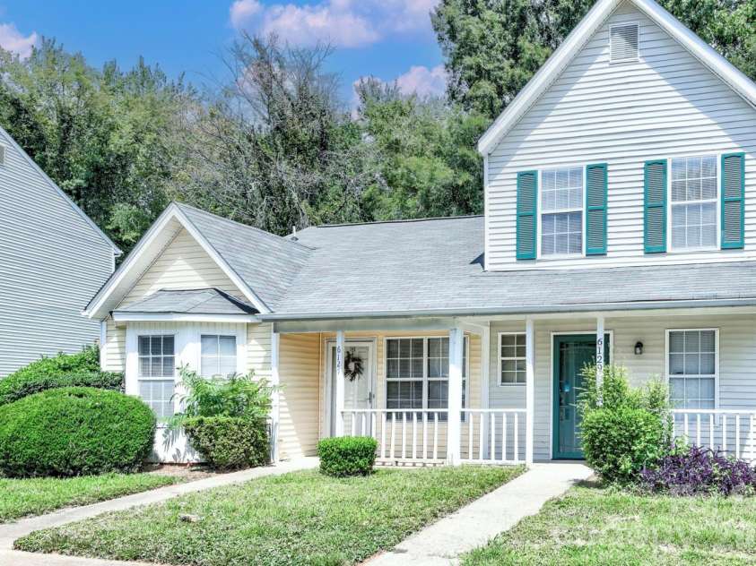 6129 Windsor Gate Lane, Charlotte, NC 28215.  MLS# CAR4360148, YatesRealty ID 13288. 