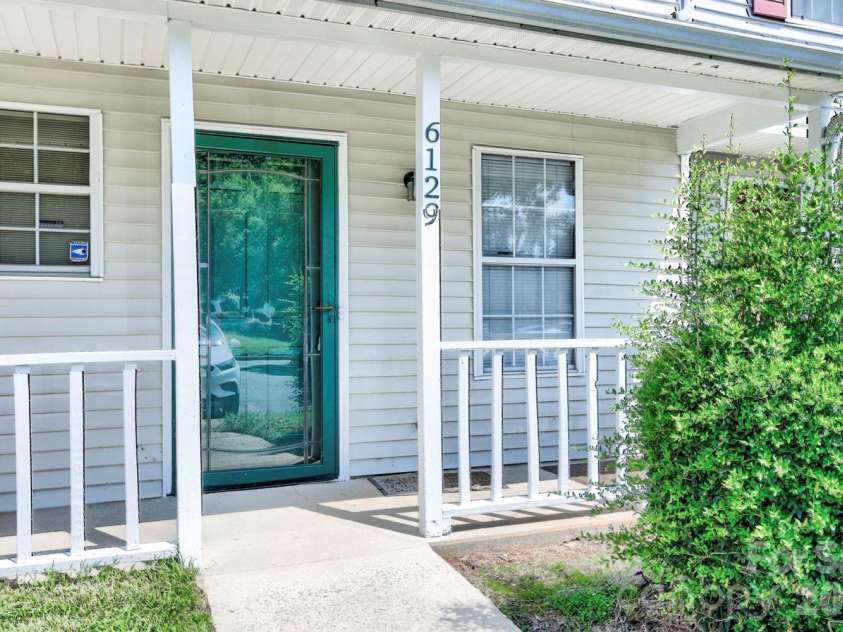 6129 Windsor Gate Lane, Charlotte, NC 28215.  MLS# CAR4360148, YatesRealty ID 13288. 