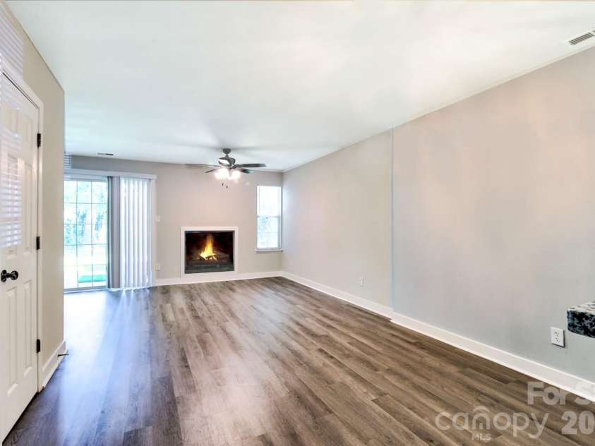 6129 Windsor Gate Lane, Charlotte, NC 28215.  MLS# CAR4360148, YatesRealty ID 13288. 
